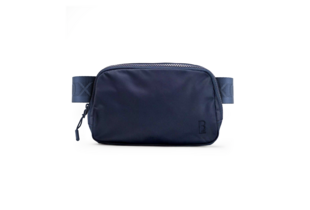 Túi Đeo Chéo Lixibox Belt Bag - Ocean Blue với thiết kế thời trang, bền bỉ, hoàn hảo cho các hoạt động ngoài trời hoặc dạo phố. Túi có khóa kéo chắc chắn và dây đeo điều chỉnh, thuận tiện cho người sử dụng.