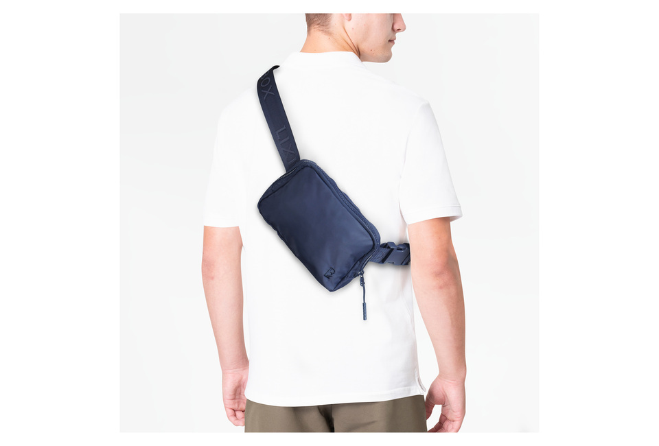Túi Đeo Chéo Lixibox Belt Bag - Ocean Blue được đeo trên vai một người đàn ông, với một thiết kế gọn nhẹ và hiện đại. Màu xanh đại dương làm nổi bật vẻ ngoài trẻ trung, thích hợp cho cả nam và nữ.