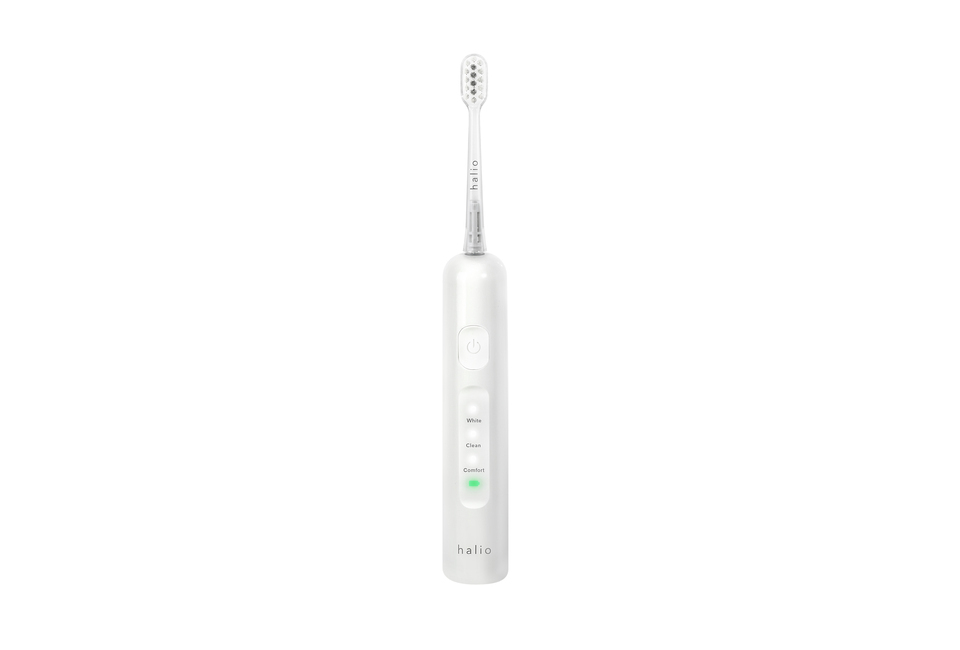 Bàn Chải Điện Halio Wave Sonic Electric Toothbrush - Cloud White với nút bấm cho các chế độ 'White', 'Clean', 'Comfort' và thiết kế hiện đại, mang lại trải nghiệm chăm sóc răng miệng hiệu quả và tiện lợi.