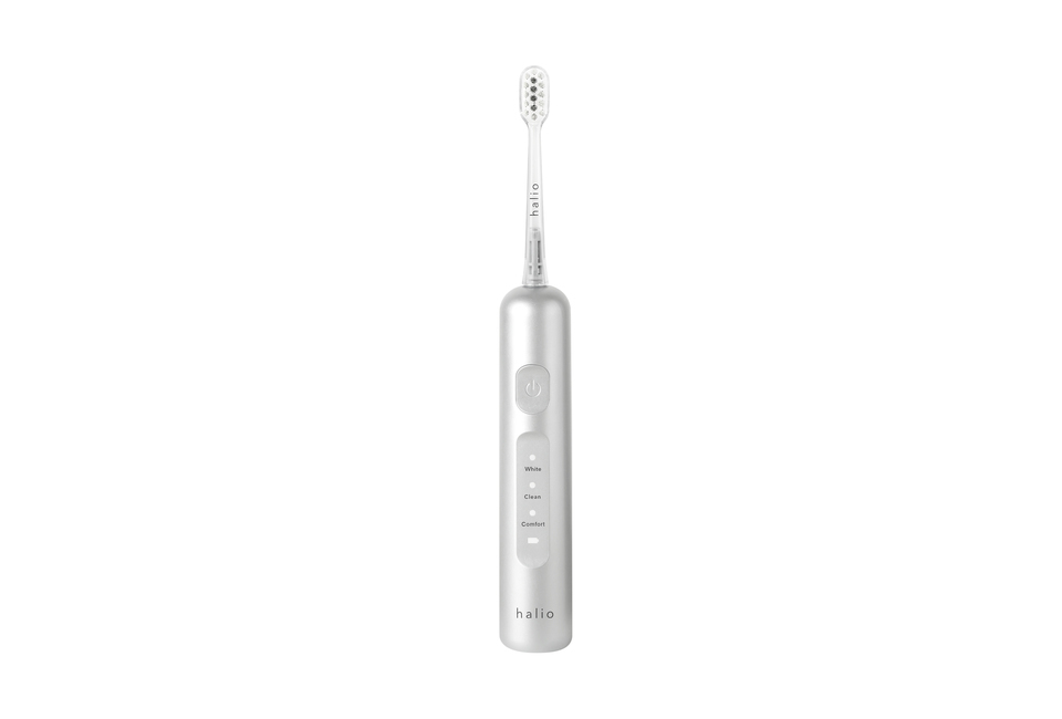 Bàn Chải Điện Halio Wave Sonic Electric Toothbrush - Silver Frost với thiết kế hiện đại, các chế độ đánh răng toàn diện như Trắng, Sạch và Thoải mái, giúp chăm sóc sức khỏe răng miệng tốt hơn.