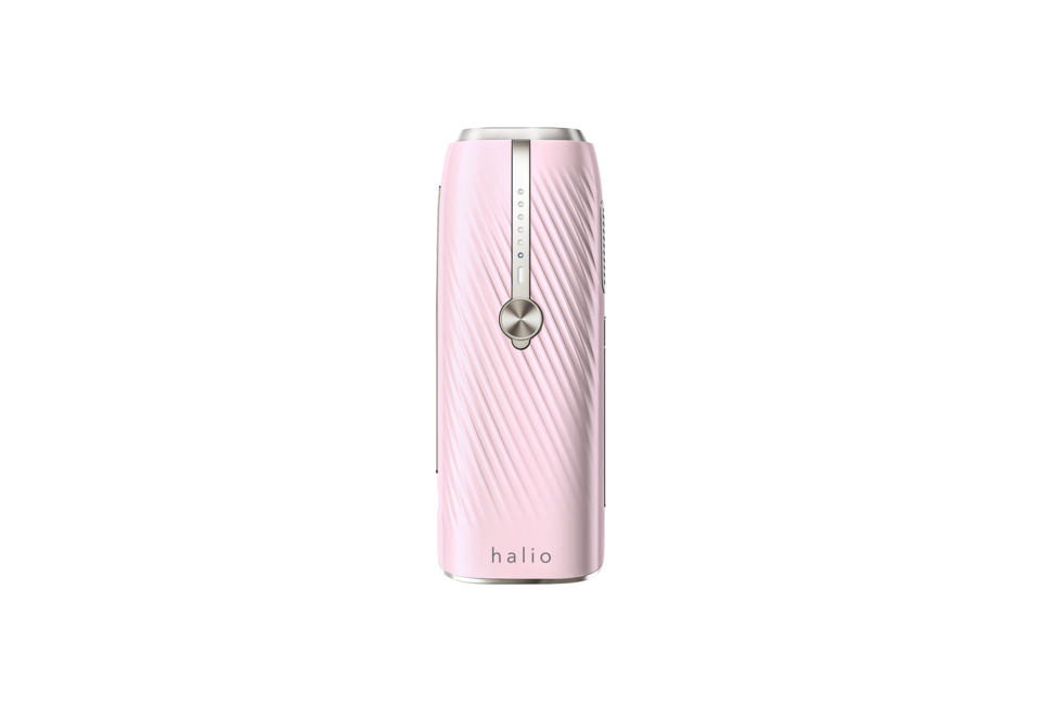 Máy Triệt Lông Lạnh Sapphire Halio InfinityGlow Advanced IPL Sapphire Cooling Hair Removal Device màu hồng nhạt với thiết kế tinh tế, công nghệ IPL tiên tiến, thích hợp cho việc triệt lông hiệu quả và an toàn tại nhà.