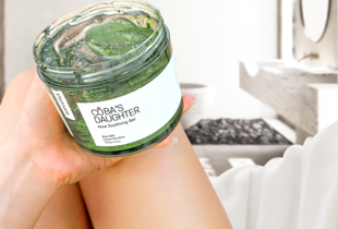 Gel Dưỡng Da Nha Đam Hương Dừa CoBa’s Daughter Aloe Soothing Gel 70gr với tinh chất lô hội 99%, giúp làm dịu da, mang lại cảm giác tươi mát và ẩm mượt. Sản phẩm lý tưởng cho làn da nhờn và mụn.