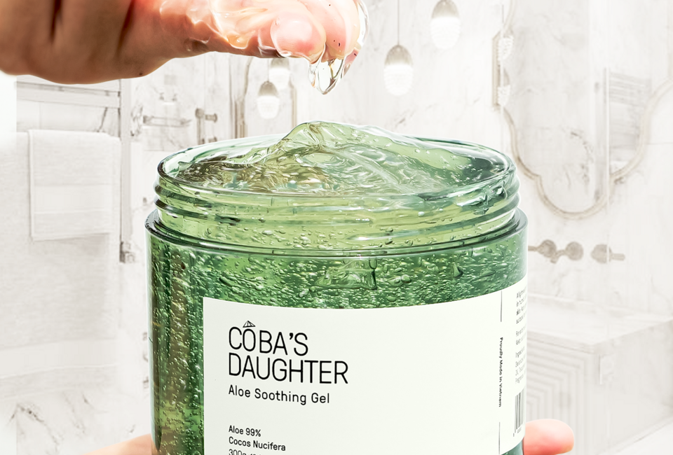 Gel dưỡng da nha đam hương dừa CoBa’s Daughter Aloe Soothing Gel 70gr, với công thức chứa 99% nha đam, mang lại cảm giác dịu mát cho làn da, phù hợp cho mọi loại da. Sản phẩm giúp cấp ẩm và làm dịu da hiệu quả.