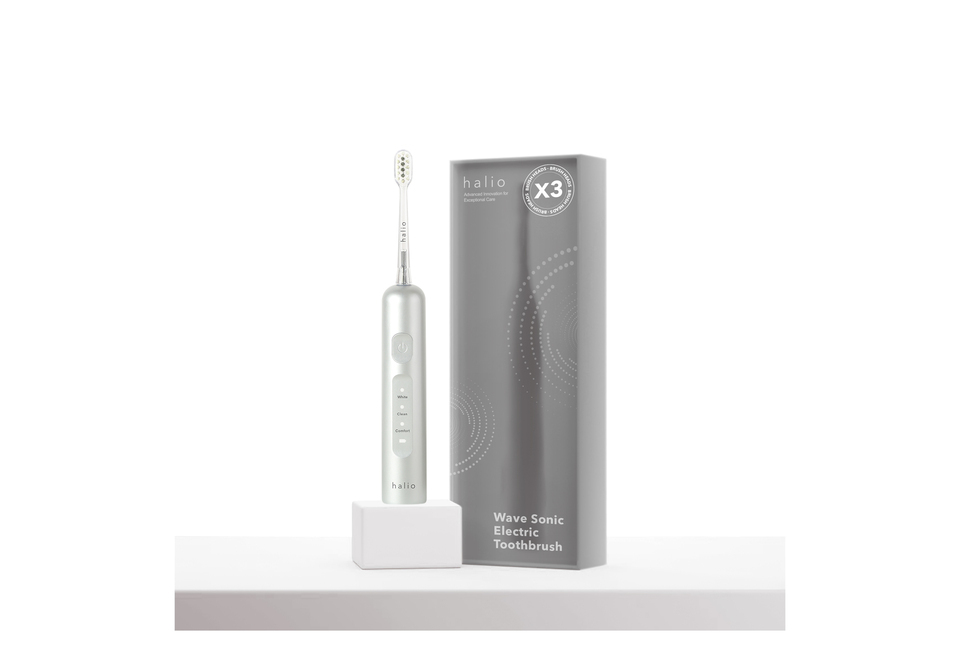 Bàn chải điện tích hợp công nghệ chuyển động kép Halio Wave Sonic Electric Toothbrush - Silver Frost, với thiết kế hiện đại và hộp đẹp mắt, mang đến giải pháp chăm sóc răng miệng hiệu quả và tiện lợi. Sản phẩm phù hợp cho việc đánh răng mỗi ngày.