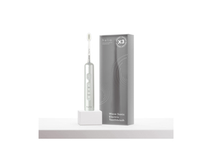 Bàn chải điện tích hợp công nghệ chuyển động kép Halio Wave Sonic Electric Toothbrush - Silver Frost, với thiết kế hiện đại và hộp đẹp mắt, mang đến giải pháp chăm sóc răng miệng hiệu quả và tiện lợi. Sản phẩm phù hợp cho việc đánh răng mỗi ngày.
