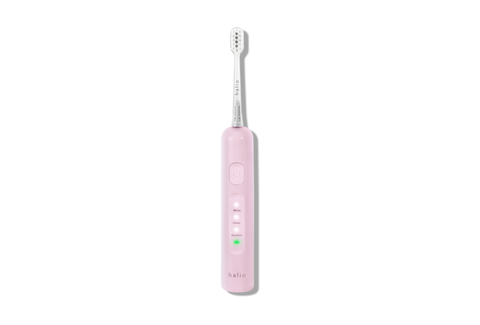 Bàn chải điện Halio màu hồng, với các chế độ Whitening, Clean và Comfort, thiết kế tinh tế hỗ trợ quá trình làm sạch răng miệng hiệu quả trong Combo Làm Đẹp Toàn Diện.