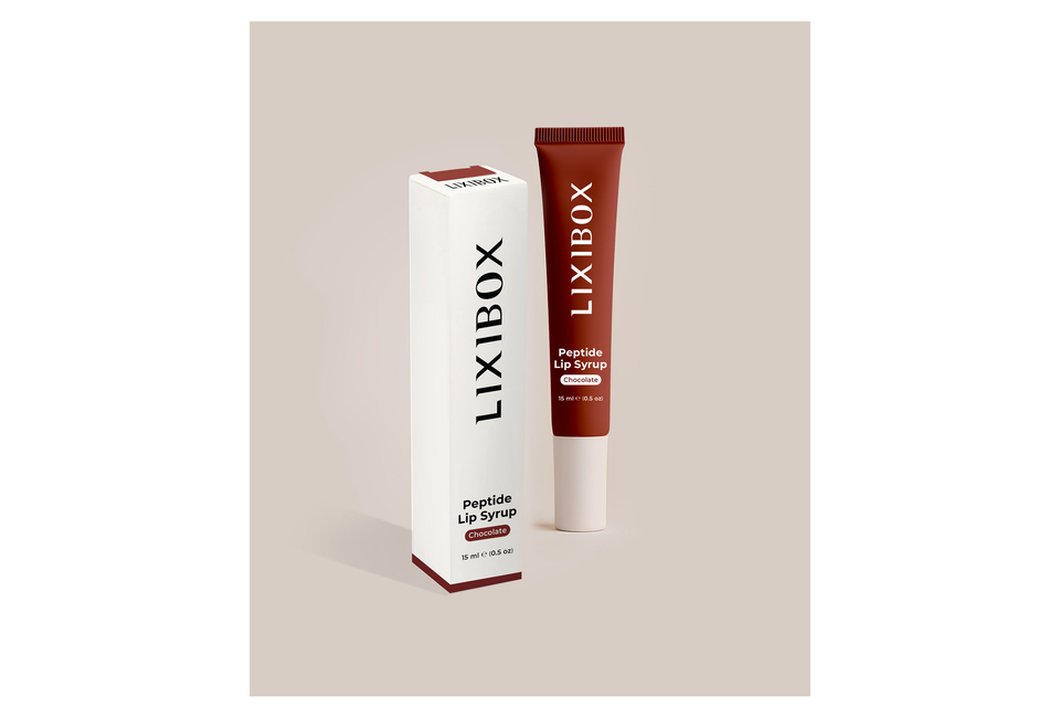 Son Dưỡng Có Màu Lixibox Peptide Lip Syrup - Chocolate 15g với thiết kế tinh tế và sang trọng, cung cấp độ ẩm cho môi và màu sắc tự nhiên.