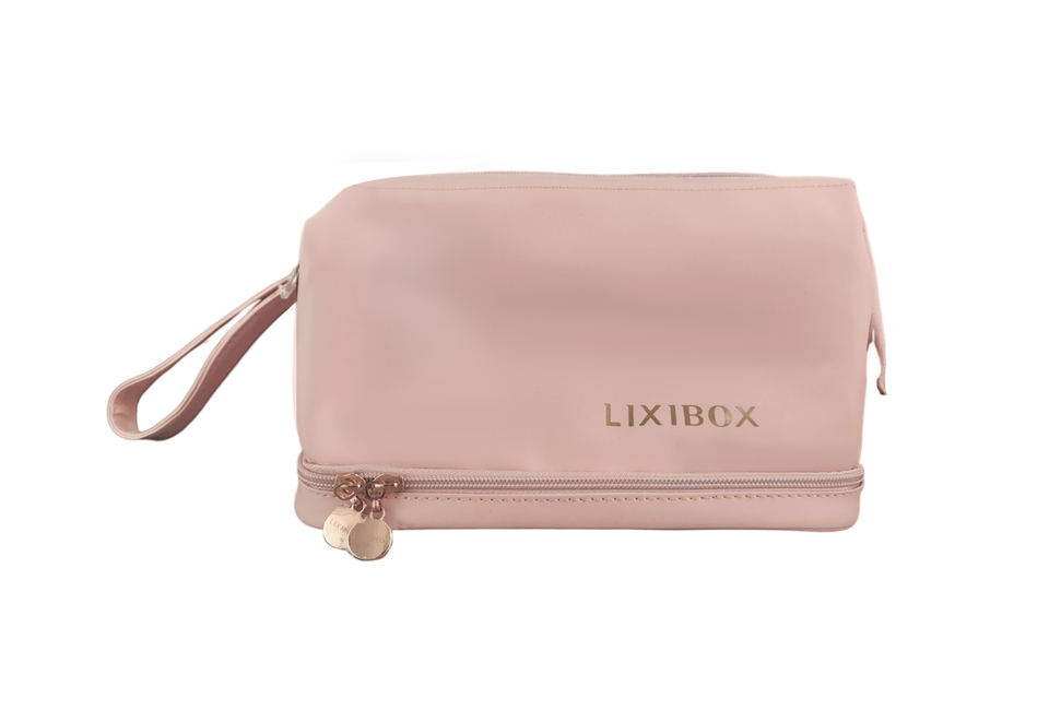 Túi Đựng đồ trang điểm Lixibox Waterproof Makeup với thiết kế màu hồng nhã nhặn, có khóa kéo chắc chắn cùng tay cầm tiện lợi, lý tưởng cho việc tổ chức và bảo quản mỹ phẩm.