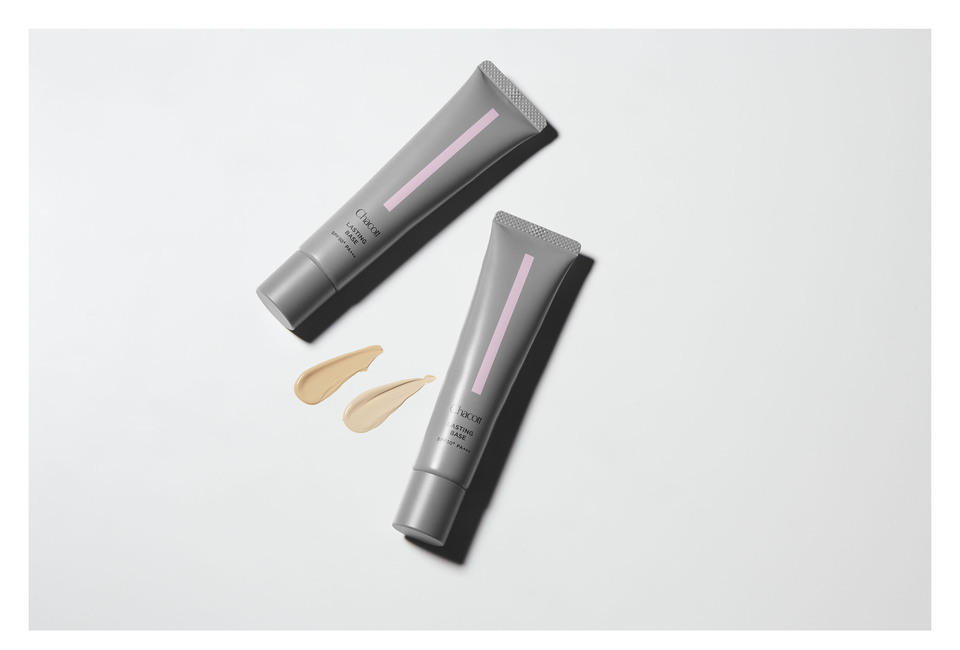 Kem Nền Chống Nắng Chacott Lasting Base SPF 50+ PA+++ 42g Màu 550, hai tuýp kem và mẫu màu nền trên nền trắng, lý tưởng cho che khuyết điểm và bảo vệ da.