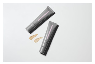 Kem Nền Chống Nắng Chacott Lasting Base SPF 50+ PA+++ 42g Màu 550, hai tuýp kem và mẫu màu nền trên nền trắng, lý tưởng cho che khuyết điểm và bảo vệ da.