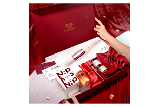 Hộp Quà GWP Lixibox Giving Love chứa các sản phẩm chăm sóc sắc đẹp cao cấp, bao gồm dòng sản phẩm từ thương hiệu Halio, N+P, và các món quà thú vị khác được trang trí tinh tế với nơ đỏ.