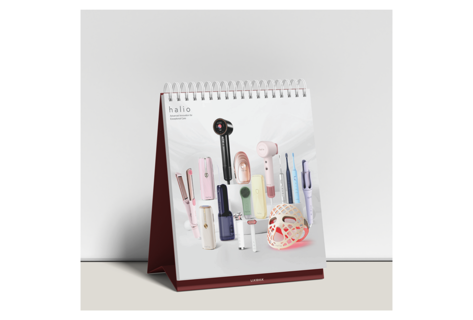 Lịch Để Bàn Lixibox 2026 Calendar với thiết kế trình bày những sản phẩm làm đẹp Halio, bao gồm các thiết bị chăm sóc da và tóc đa dạng, hoàn hảo cho năm 2026.