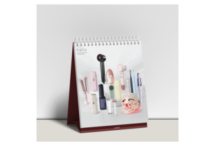 Lịch Để Bàn Lixibox 2026 Calendar với thiết kế trình bày những sản phẩm làm đẹp Halio, bao gồm các thiết bị chăm sóc da và tóc đa dạng, hoàn hảo cho năm 2026.