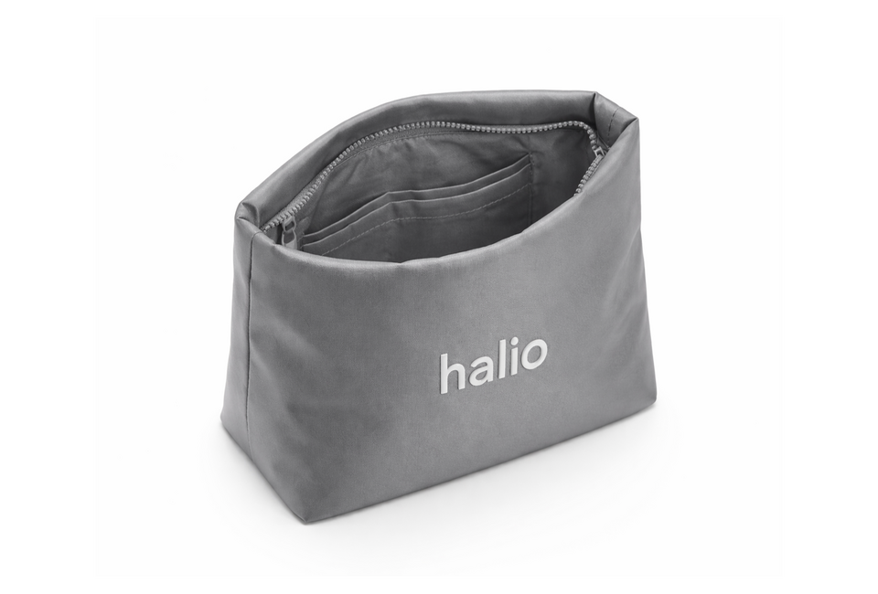 Túi Du Lịch Halio Luxe Travel Pouch màu xám với logo halio nổi bật, thiết kế tiện lợi cho việc tổ chức đồ dùng cá nhân khi đi du lịch.