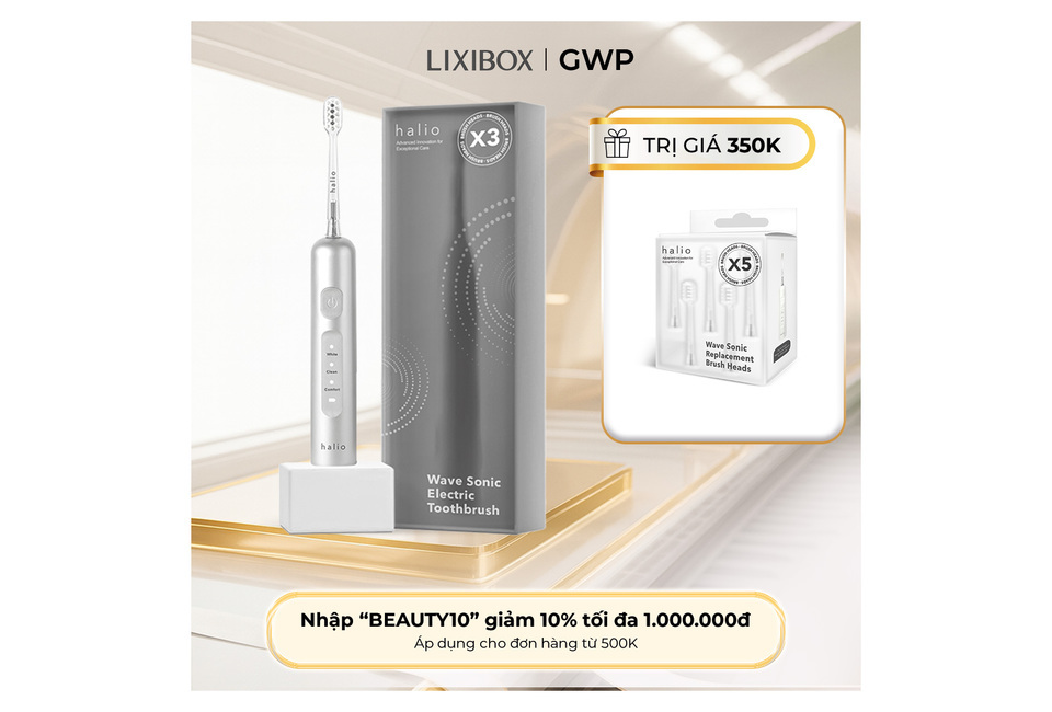 Bàn chải điện tích hợp công nghệ chuyển động kép Halio Wave Sonic Electric Toothbrush - Silver Frost cùng với hộp sản phẩm và bộ đầu bàn chải thay thế. Giảm giá khi nhập mã "BEAUTY10".