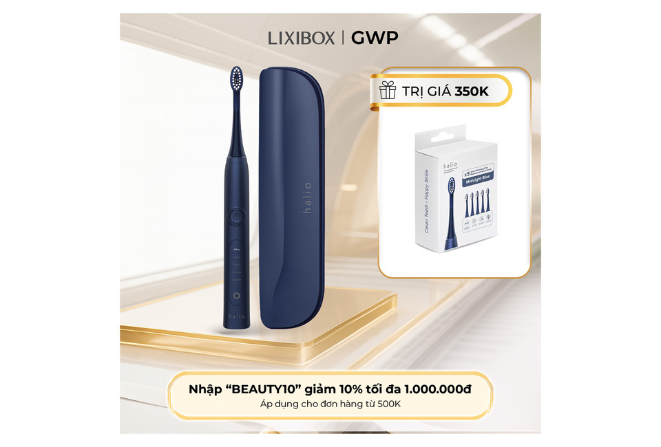 Bàn chải điện làm trắng răng Halio Sonic Whitening Electric Toothbrush Limited Edition - Midnight Blue với thiết kế hiện đại màu xanh đậm và hộp bảo vệ. Sản phẩm có tính năng làm sạch hiệu quả và đi kèm với bộ đầu bàn chải thay thế.