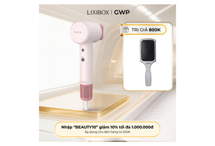 Máy Sấy Tóc Halio High Speed Ionic Hair Dryer màu hồng, kèm theo lược chải. Khuyến mại giảm giá 10% với mã "BEAUTY10" cho đơn hàng từ 500K. Giúp tóc khô nhanh chóng và tạo kiểu hoàn hảo.