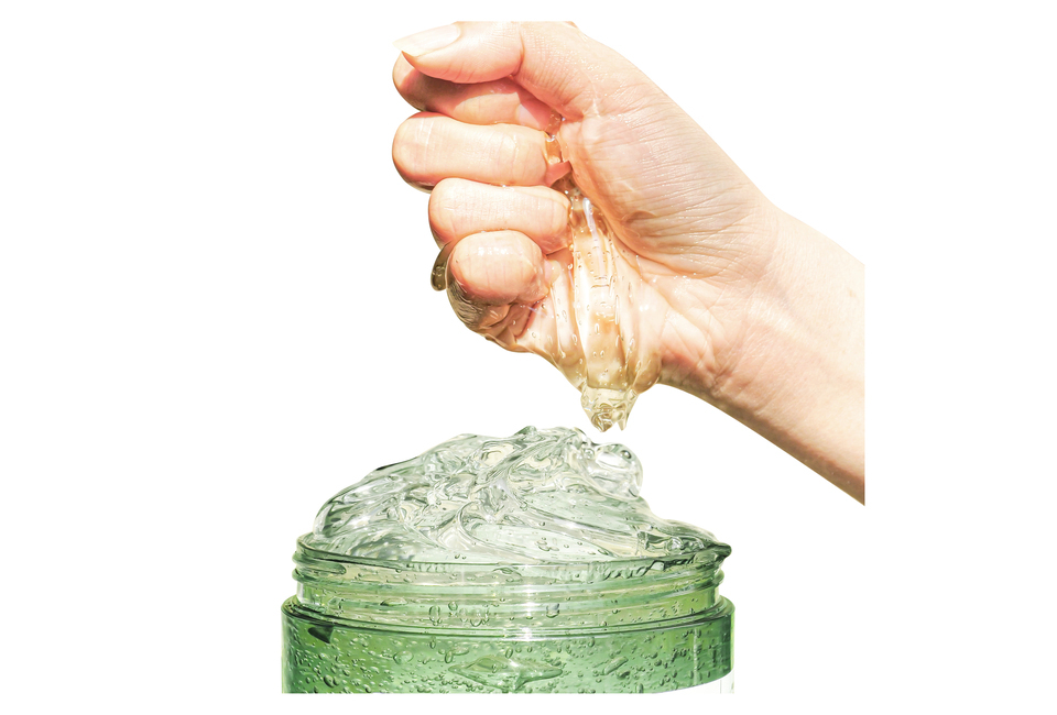 Gel Dưỡng Da Nha Đam Hương Dừa CoBa’s Daughter Aloe Soothing Gel 300gr được thúc ra từ hộp, mang lại cảm giác tươi mới và dễ chịu cho làn da.