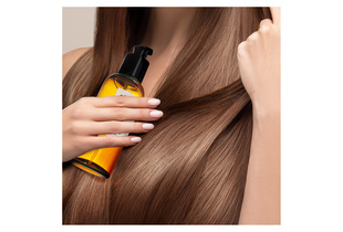 Xịt Dưỡng tóc CoBa's Daughter Density Booster Scalp Spray 100ml được cầm trên tay bên cạnh tóc dài bóng mượt, cung cấp độ ẩm và độ dày cho tóc, tạo cảm giác khỏe mạnh và bóng bẩy.