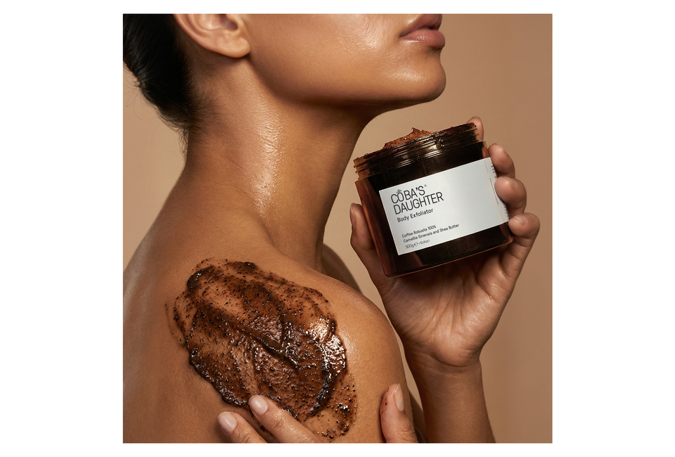 CöBA’S DAUGHTER Body Exfoliator 300gr với chi tiết lớp tế bào chết trên làn da. Sản phẩm chứa cà phê Robusta 100% và bơ shea mang lại làn da mềm mại và mịn màng.