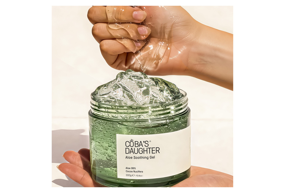 Gel dưỡng ẩm từ lô hội CoBa’s Daughter, chứa 99% lô hội, giúp làm dịu và cấp ẩm cho da, tiện lợi sử dụng với 300gr sản phẩm trong chai thủy tinh.