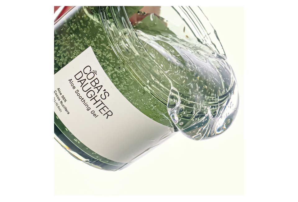 CoBa's Daughter Aloe Soothing Gel 300gr với 98% thành phần từ lô hội, có tác dụng làm dịu và chăm sóc làn da hiệu quả. Sản phẩm lý tưởng cho làn da nhạy cảm và cần phục hồi.