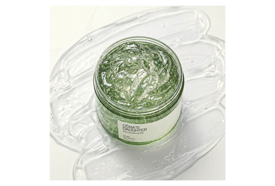 CoBa’s Daughter Aloe Soothing Gel 300gr trong hũ thủy tinh trong suốt, lớp gel trong suốt và sáng lấp lánh, với hình ảnh nổi bật trên nền trắng nhã nhặn, mang lại cảm giác thư giãn và dịu mát cho làn da.