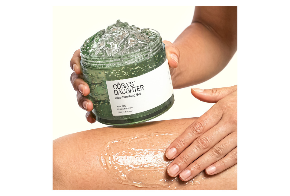 Gel lô hội CoBa's Daughter 300gr được sử dụng trên da, mang lại cảm giác dịu mát, với 99% lô hội, giúp làm dịu và dưỡng ẩm cho da hiệu quả. Sản phẩm được cầm bằng tay, đang được thoa lên chân.
