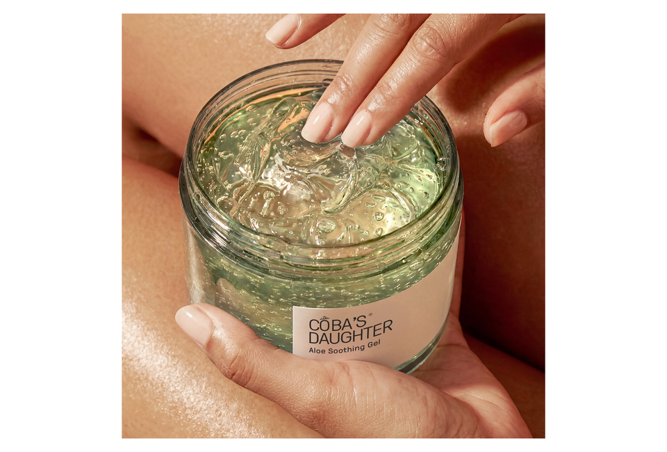 Gel lô hội Cöba's Daughter 300gr có giúp làm dịu da, phù hợp cho những ai tìm kiếm sản phẩm chăm sóc da tự nhiên, với sự trong suốt và kết cấu mát lạnh.