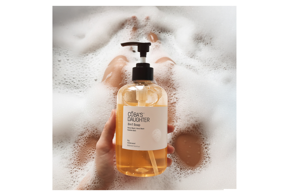 Gel Tắm Rửa tay Tắm Bồn CoBa's Daughter 3in1 Bodywash, Hand Wash and Bubble Bath 500ml với hương thơm của quả sung và gỗ tuyết tùng. Sản phẩm đa năng cho việc tắm rửa, rửa tay và tắm bồn trong một chai. Hòa mình trong làn bọt xà phòng trắng mịn đầy thư giãn.