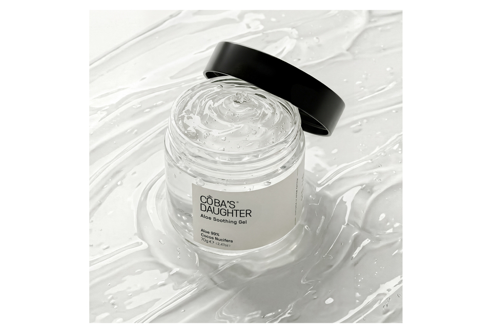 CoBa’s Daughter Aloe Soothing Gel 70gr, a clear, viscous gel in a jar with a black lid, highlighting its soothing properties with 99% aloe and coconuts, perfect for hydrating skin.