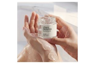 Gel làm dịu da CoBa’s Daughter Aloe Soothing Gel 70gr được chiết xuất từ 99% lô hội, cung cấp độ ẩm và làm dịu cho làn da, phù hợp với mọi loại da. Sản phẩm có thiết kế đẹp mắt và tiện dụng.