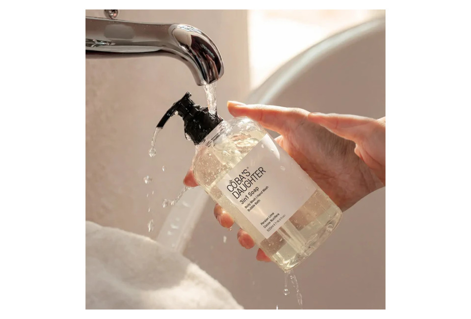 Gel Tắm Rửa tay Tắm Bồn CoBa's Daughter 3in1 Bodywash, Hand Wash and Bubble Bath 500ml với hương Persian Lime và Cocos Nucifera đang được sử dụng dưới dòng nước chảy, mang lại trải nghiệm thư giãn và làm sạch hoàn hảo cho mọi không gian tắm.
