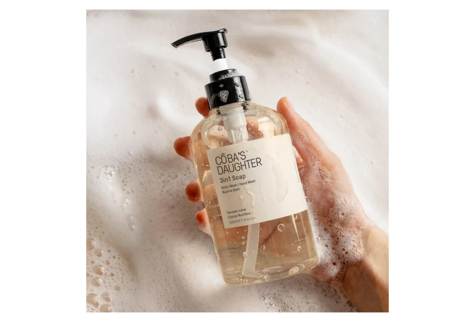 Sữa tắm CoBa's Daughter 3in1, sản phẩm 500ml với hương thơm chanh Ba Tư và dừa. Thích hợp cho tắm, rửa tay và tắm bồn, mang lại cảm giác sạch sẽ và thư giãn.