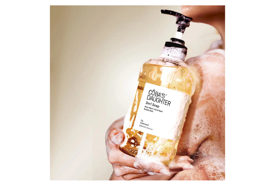 Gel Tắm Rửa tay Tắm Bồn CoBa's Daughter 3in1 Bodywash, Hand Wash and Bubble Bath 500ml - Fig & Cedarwood trong tay, với bọt trắng xốp, tạo cảm giác thư giãn và sạch sẽ.