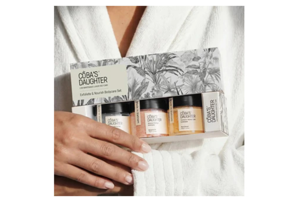 Bộ chăm sóc cơ thể tẩy tế bào chết & dưỡng ẩm cho da - CoBa's Daughter Exfoliate & Nourish Bodycare Set với thiết kế bắt mắt, bao gồm các sản phẩm chăm sóc da chất lượng cao, được trình bày trong một hộp đầy phong cách.
