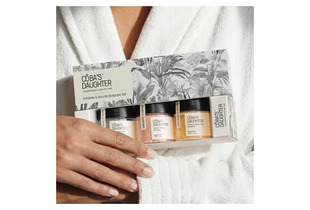 Bộ chăm sóc cơ thể tẩy tế bào chết & dưỡng ẩm cho da - CoBa's Daughter Exfoliate & Nourish Bodycare Set với thiết kế bắt mắt, bao gồm các sản phẩm chăm sóc da chất lượng cao, được trình bày trong một hộp đầy phong cách.
