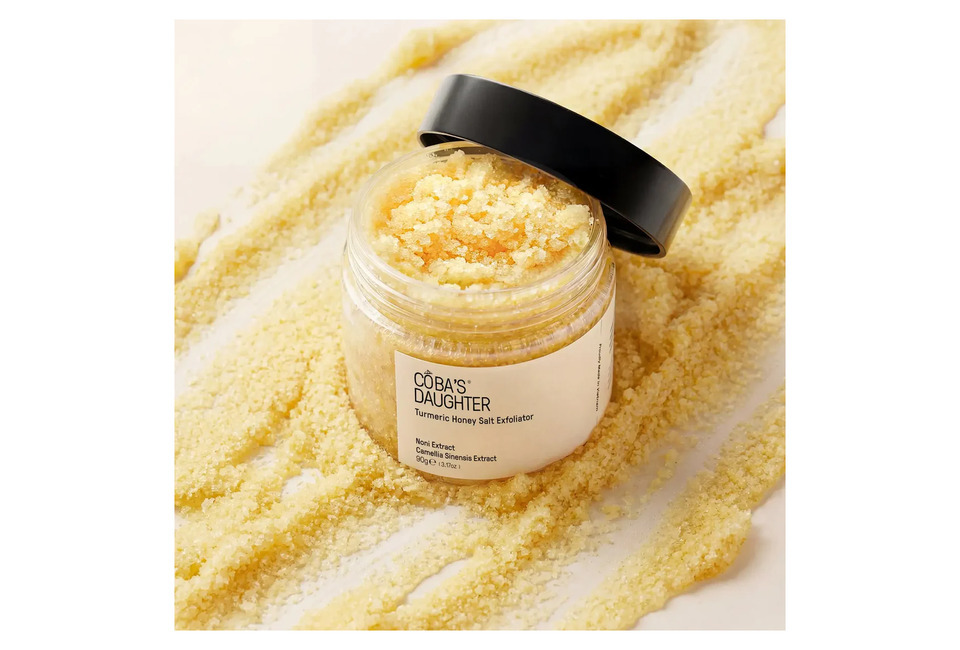 Bộ chăm sóc cơ thể tẩy tế bào chết & dưỡng ẩm cho da - CoBa's Daughter Exfoliate & Nourish Bodycare Set với sản phẩm tẩy tế bào chết từ muối tinh dầu nghệ và mật ong, mang lại làn da mịn màng và ẩm mượt.