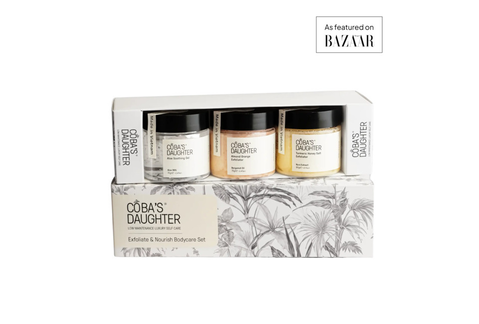 Bộ chăm sóc cơ thể tẩy tế bào chết & dưỡng ẩm cho da - CoBa's Daughter Exfoliate & Nourish Bodycare Set bao gồm 3 sản phẩm: Gel làm dịu lô hội, Tẩy tế bào chết cam hạnh nhân và Tẩy tế bào chết muối mật ong nghệ, được trình bày trong hộp sang trọng.