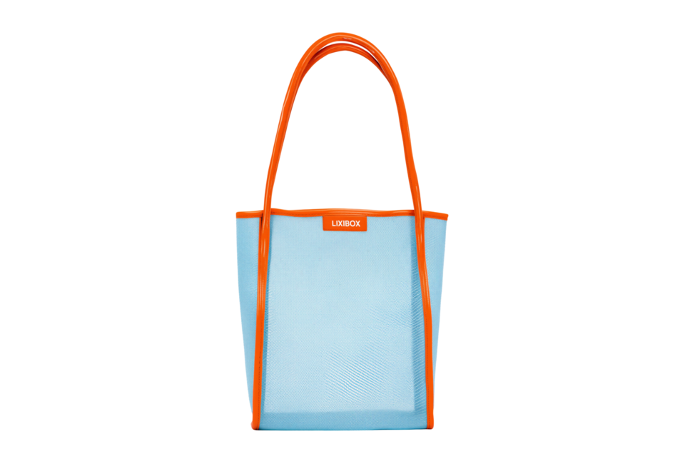 Túi Lưới Lixibox Sundate Energy Mesh Tote với thiết kế nhẹ nhàng, chất liệu lưới thoáng mát, màu xanh dương tươi sáng kết hợp tay cầm cam nổi bật, lý tưởng cho mùa hè.