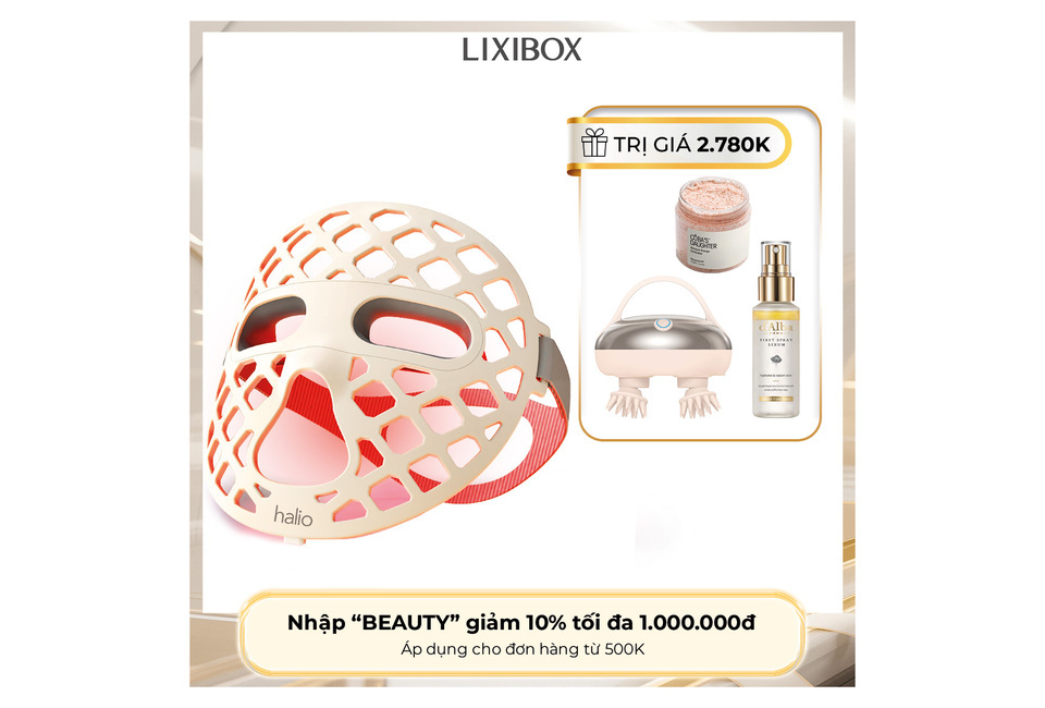 Mặt Nạ Ánh Sáng Sinh Học Halio PureGlow Ultralite Silicone LED Face Mask với thiết kế lưới độc đáo và dây đeo đỏ, sản phẩm chăm sóc sắc đẹp tiên tiến, đi kèm với các sản phẩm khác trên nền bàn trang điểm.