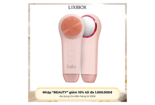 Máy Rửa Mặt Massage Tích Hợp Liệu Pháp Ánh Sáng và Nhiệt Halio Multi-task Cleansing & Massaging Device with Red Blue Light Therapy 5 in 1 - Peach Fuzz, thiết kế hiện đại màu hồng, có thể sử dụng cho việc làm sạch và massage da mặt.