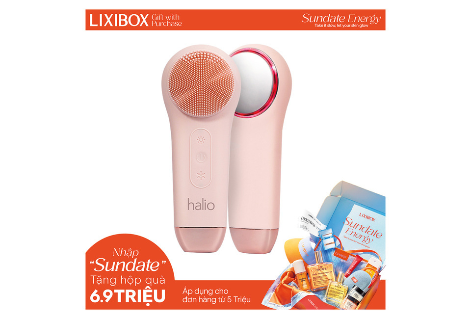 Máy Rửa Mặt Massage Tích Hợp Liệu Pháp Ánh Sáng và Nhiệt Halio Multi-task Cleansing & Massaging Device với bộ điều khiển bên hông, thiết kế màu hồng, và tặng kèm quà từ LIXIBOX khi nhập mã Sundate, phù hợp cho nhiều loại da.