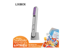 Máy Phức Hợp Ánh Sáng Đa Tầng Halio Pro được đặt trên đế, kèm theo thông tin khuyến mãi từ LIXIBOX với đề xuất quà tặng cho đơn hàng. Thiết kế hiện đại, tiện lợi cho chăm sóc da.