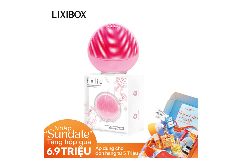 Máy rửa mặt dành cho da nhạy cảm Halio Sensitive Facial Cleansing & Massaging Device màu hồng nhạt phiên bản giới hạn, sản phẩm lý tưởng cho việc chăm sóc da nhạy cảm, nằm trên nền hộp đẹp mắt. Khuyến mãi "Sundate" hấp dẫn từ LIXIBOX.