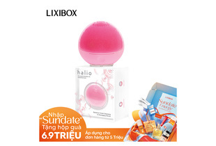 Máy rửa mặt dành cho da nhạy cảm Halio Sensitive Facial Cleansing & Massaging Device màu hồng nhạt phiên bản giới hạn, sản phẩm lý tưởng cho việc chăm sóc da nhạy cảm, nằm trên nền hộp đẹp mắt. Khuyến mãi "Sundate" hấp dẫn từ LIXIBOX.